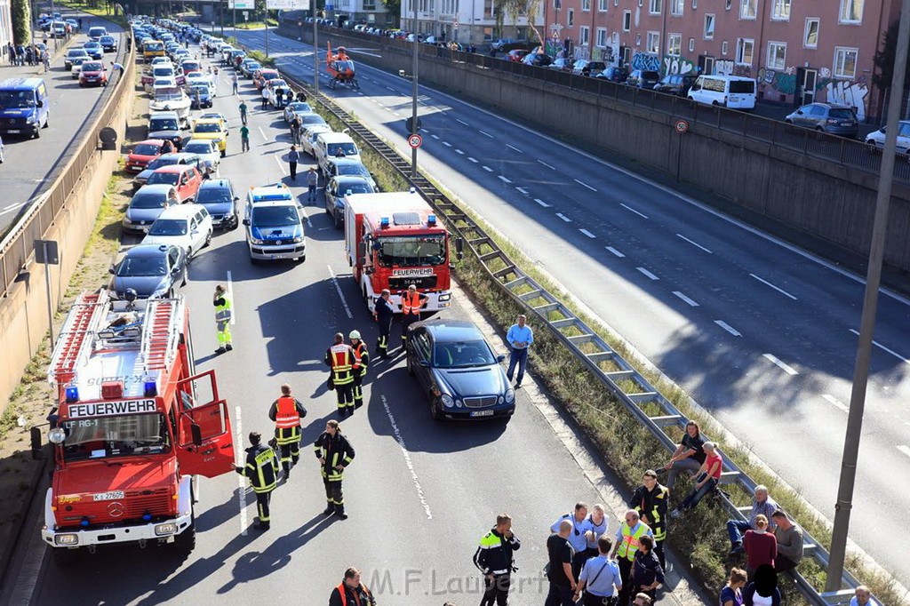 Einsatz BF Koeln Christoph 3 auf der A 57 Rich Neuss P24.jpg